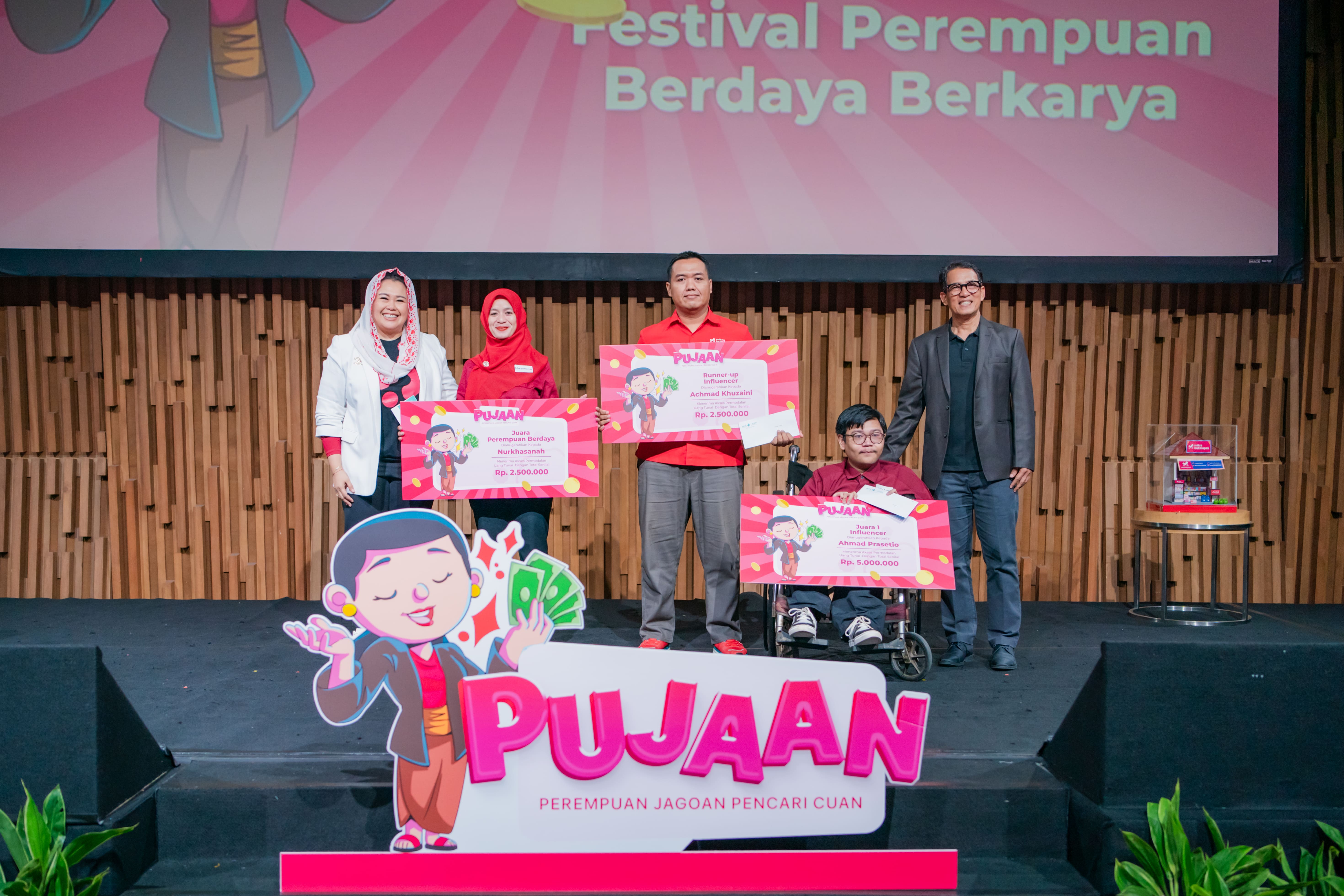 Foto_PUJAAN 2: Yenny Wahid, Komisaris Independen dan ESG Ambassador Bukalapak bersama dengan Bambang Suprijadi, Direktur Revenu, berfoto bersama para pemenang Kompetisi PUJAAN Vol. 4
