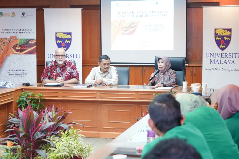 Wakil Rektor UNAS Bidang Penelitian, Pengabdian Kepada Masyarakat dan Kerjasama Prof. Dr. Ernawati Sinaga, M.S., Apt. menyampaikan sambutan dalam acara kunjungan UNAS ke APM UM, pada Kamis, 12 Desember 2024.
