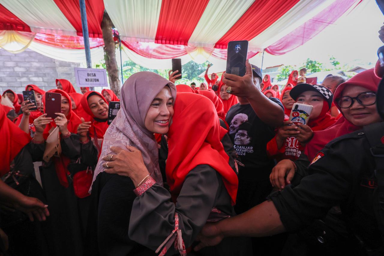 Antusias Ketemu Atikoh, Emak-emak Muslimat di Lumajang: ​Harus Jadi Ibu Negara