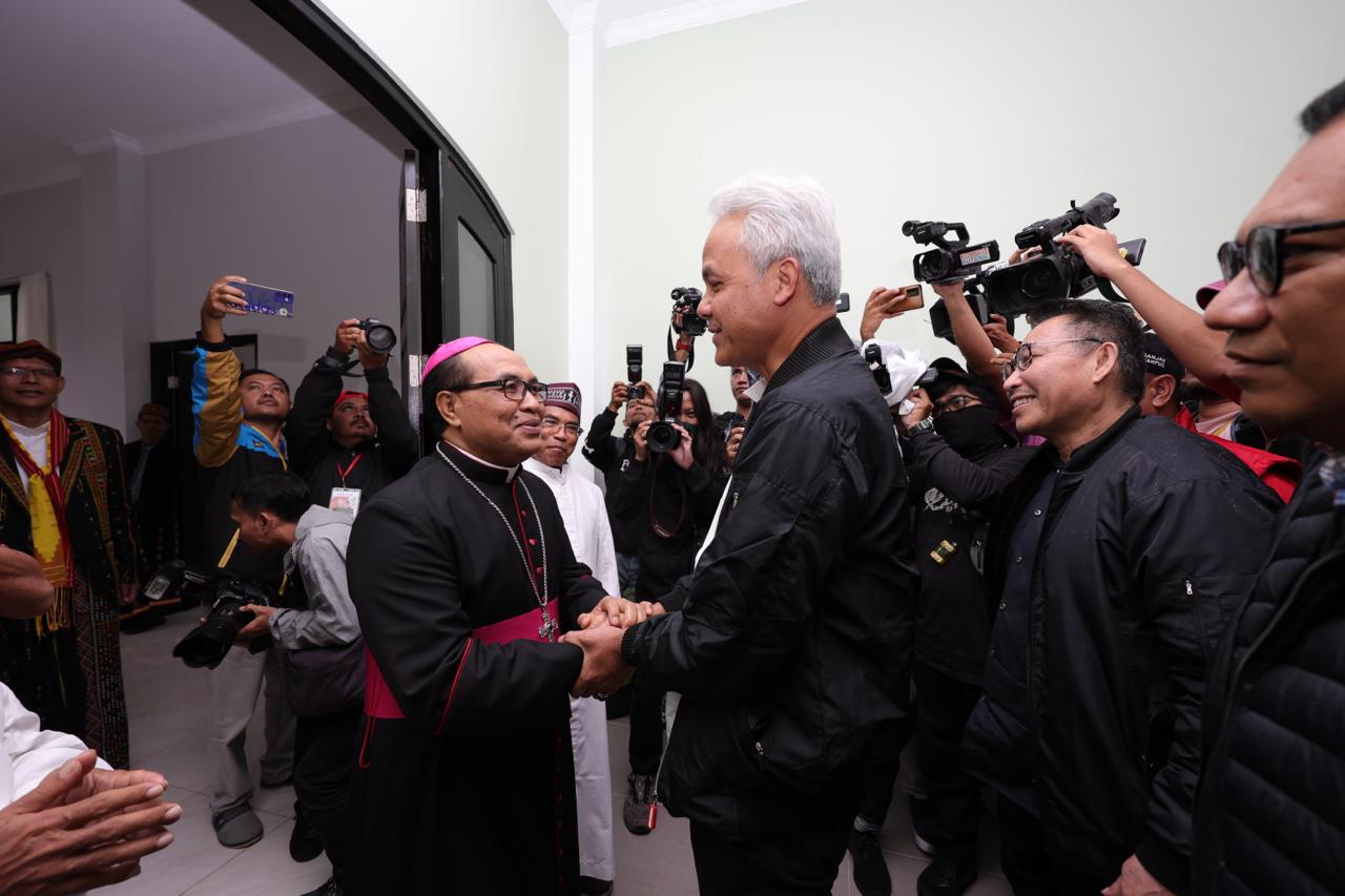 Jadi Capres Pertama yang Kunjungi Ruteng, Keuskupan Percayakan Indonesia Emas di Tangan Ganjar