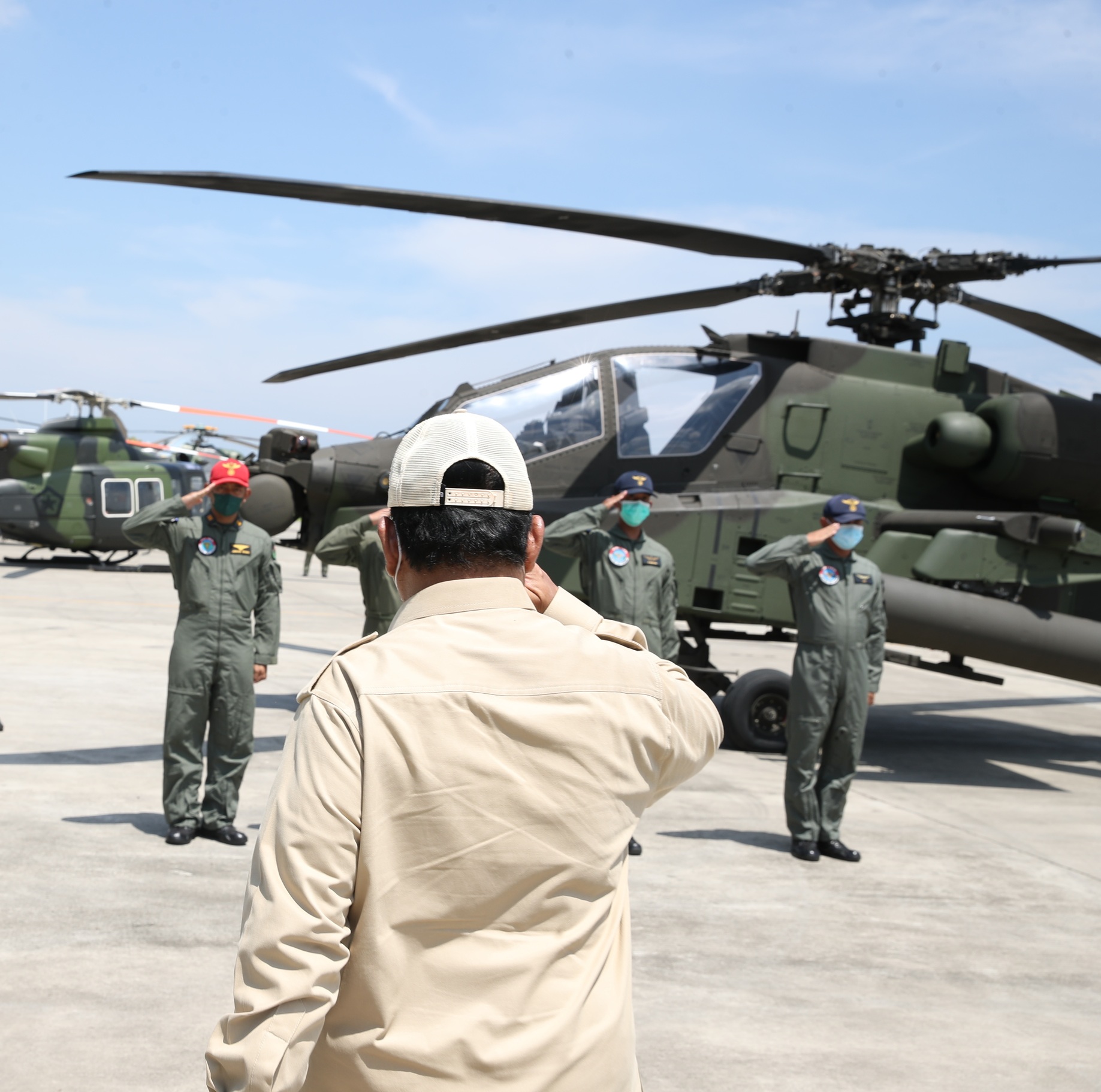 Menteri Pertahanan Melakukan Penyerahan Helikopter Bell