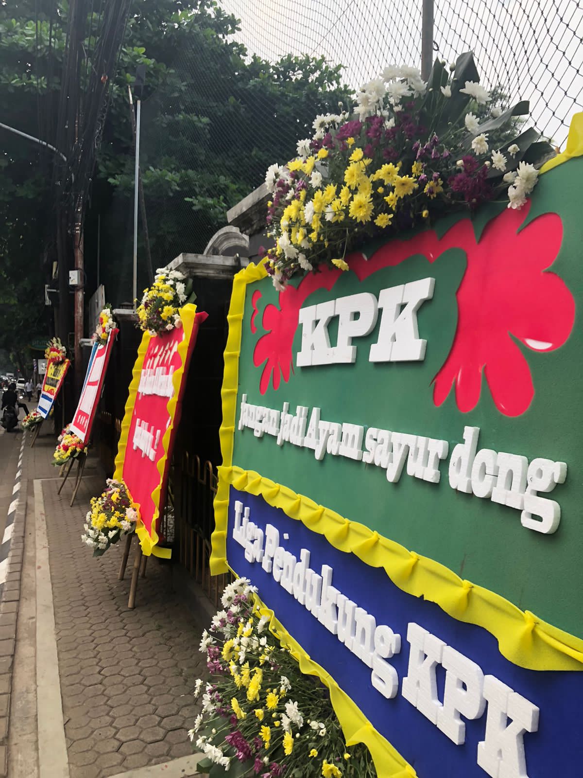 Sejumlah Karangan Bunga Berjajar di Depan Gedung PN Jakarta Selatan