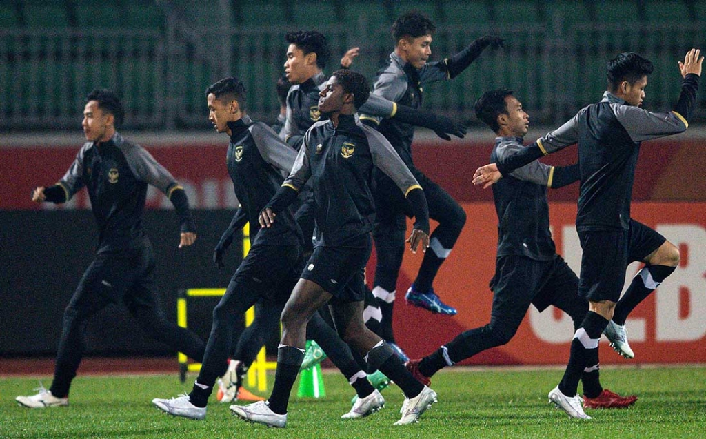 Pemain Timnas U-20 Indonesia melakukan pemanasan saat sesi latihan di Stadion Istiqlol.