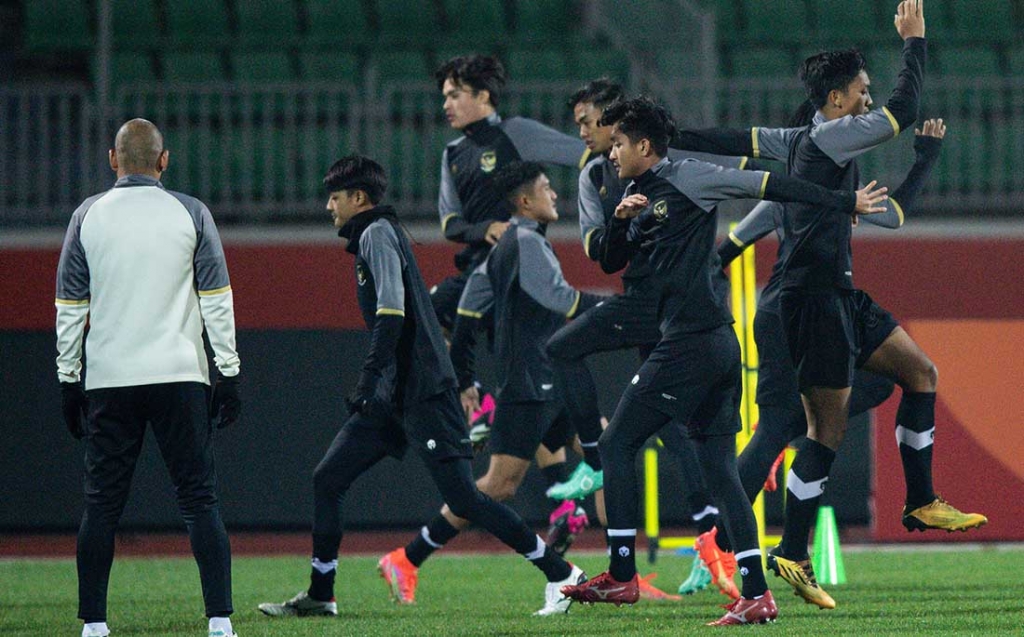 Pemain Timnas U-20 Indonesia melakukan pemanasan saat sesi latihan di Stadion Istiqlol.