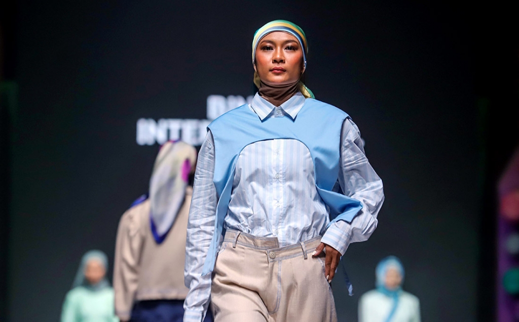 Sejumlah model tampil mengenakan busana karya mahasiswa Binus International