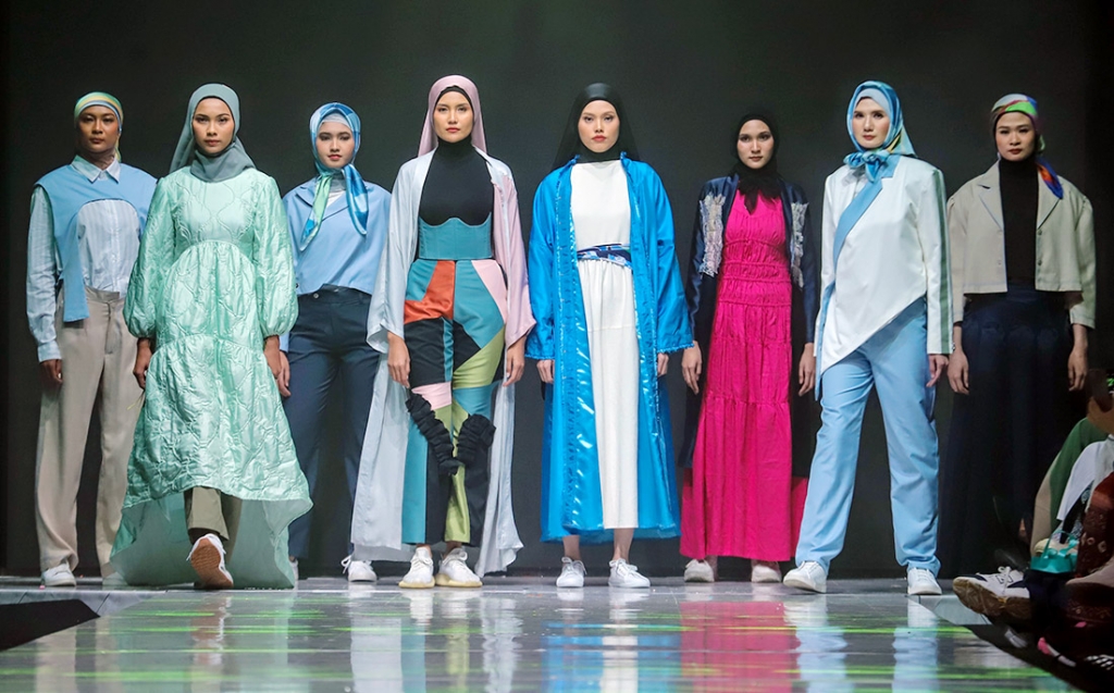Sejumlah model tampil mengenakan busana karya mahasiswa Binus International