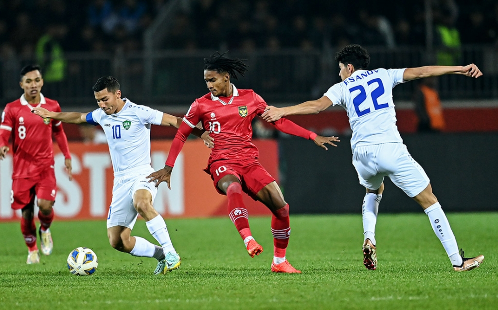 Pesepak bola Timnas U-20 Indonesia Ronaldo Kwateh  tengah  mencoba merebut bola yang dihalangi dua pesepak bola Timnas U-20 Uzbekistan Rakhmonaliev Umarali  kiri  dan Esanov Sherzod