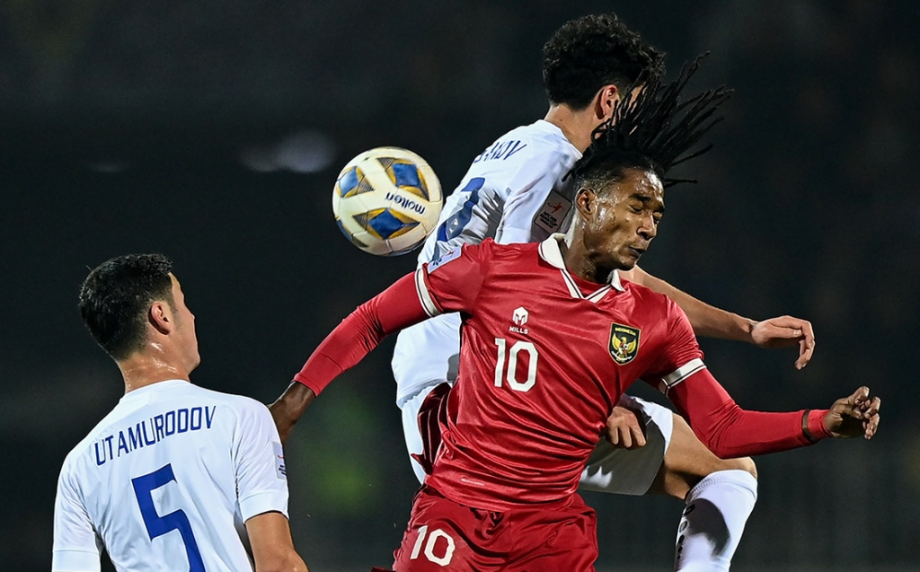 Pesepak bola Timnas U-20 Indonesia Ronaldo Kwateh  tengah  mencoba merebut bola yang dihalangi dua pesepak bola Timnas U-20 Uzbekistan Rakhmonaliev Umarali  kiri  dan Esanov Sherzod