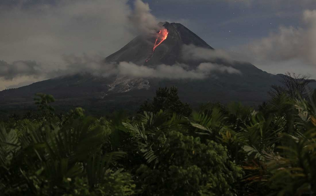 Guguran lava pijar Gunung Merapi terlihat dari Turi, Sleman, DI Yogyakarta.