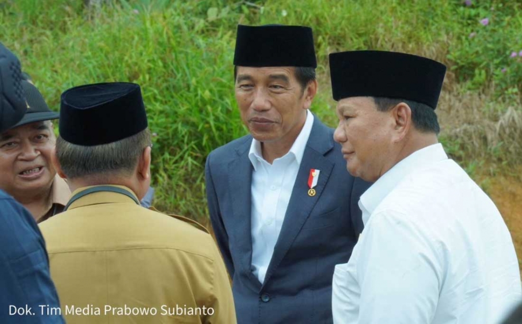 Presiden Jokowi Didampingi Prabowo Saat Kunker di Kalse