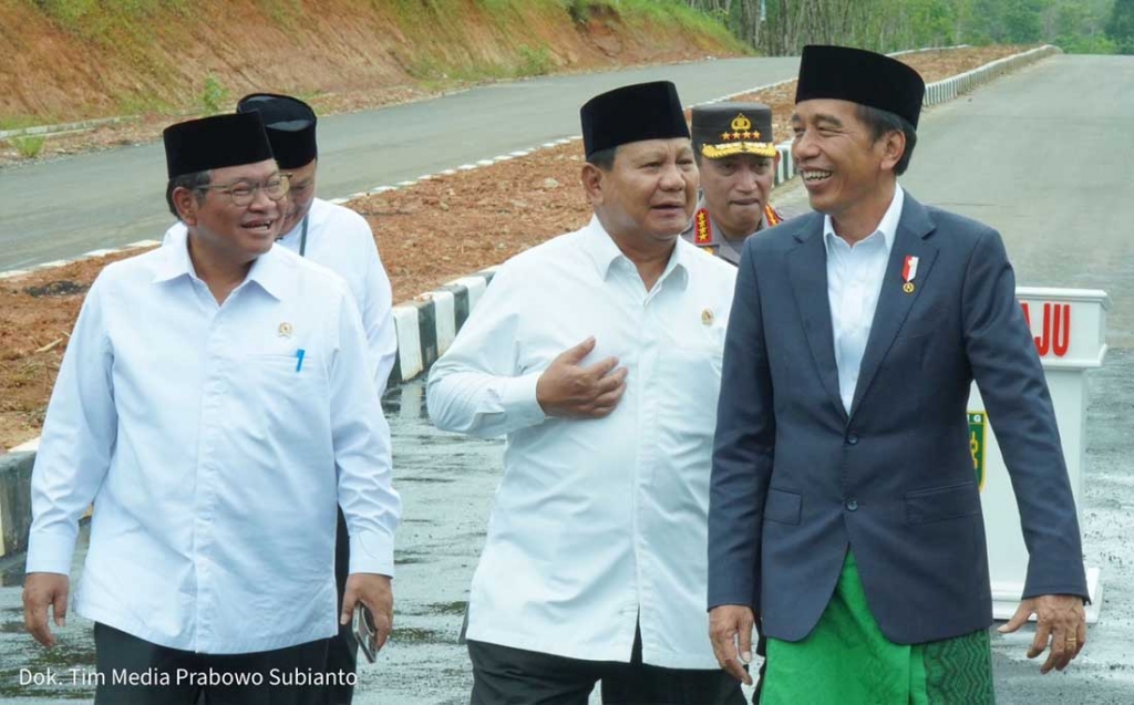 Presiden Jokowi Didampingi Prabowo Saat Kunker di Kalse