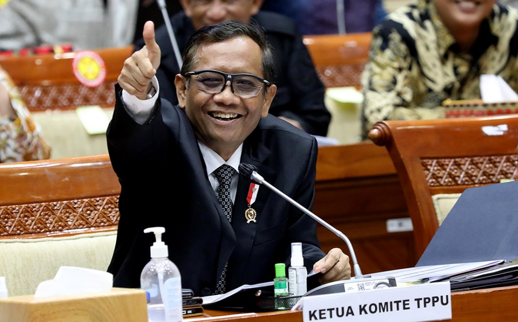 Senyum Mahfud MD saat Bahas Temuan Transaksi Janggal Senilai Rp349 Triliun di Kementerian Keuangan