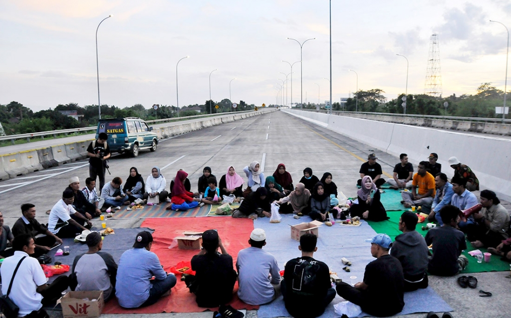 Pendemo Buka Puasa Bersama saat Tutup Jalan Tol Jatikarya Bekasi