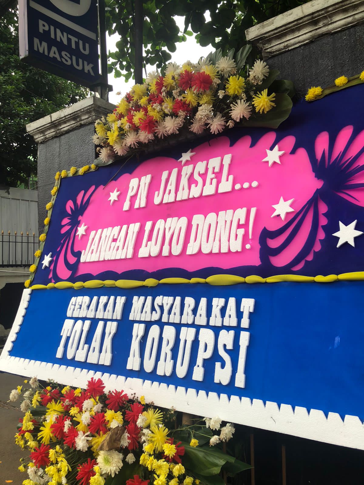 Sejumlah Karangan Bunga Berjajar di Depan Gedung PN Jakarta Selatan