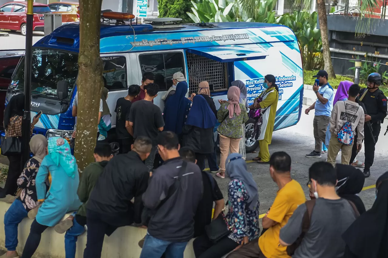 Antrean Mengular di Mobil Penukaran Uang Pasca THR Cair