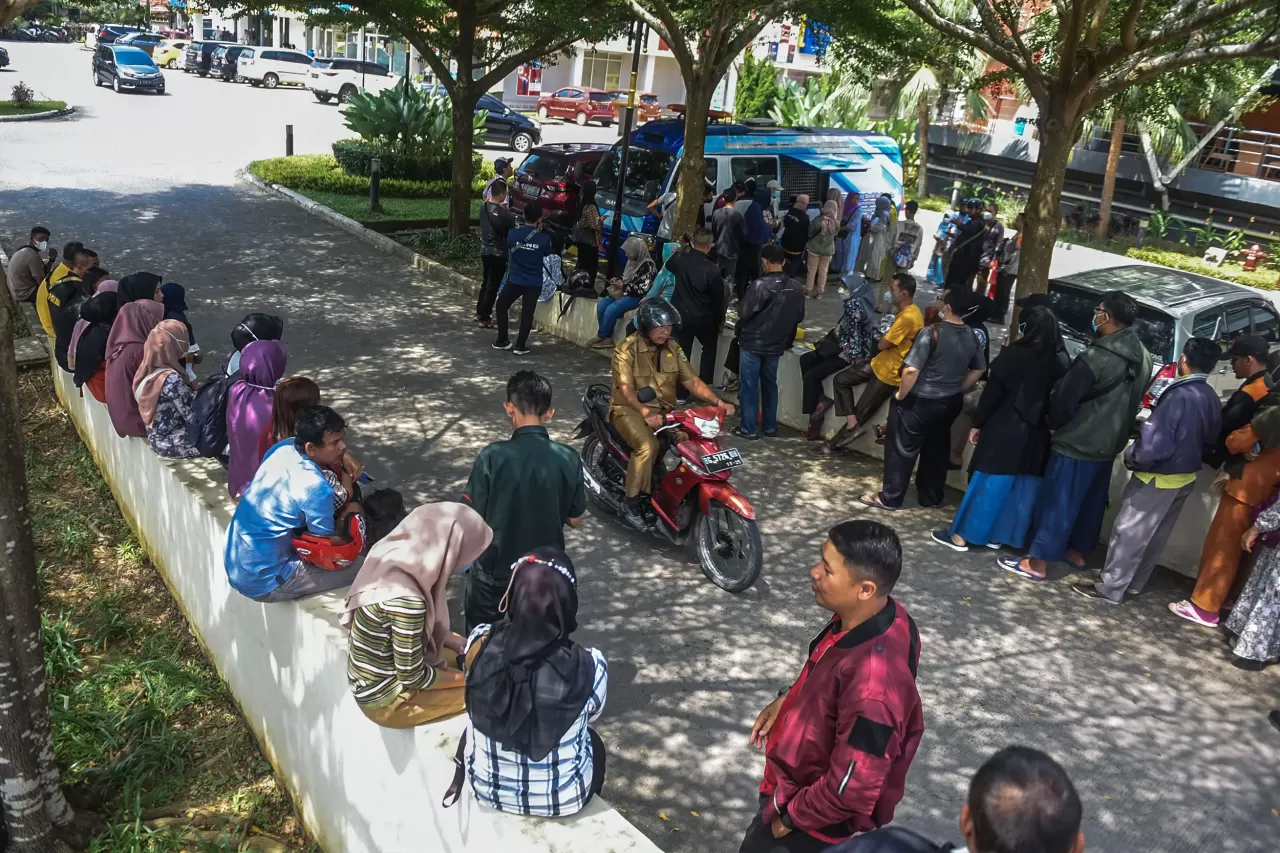 Antrean Mengular di Mobil Penukaran Uang Pasca THR Cair