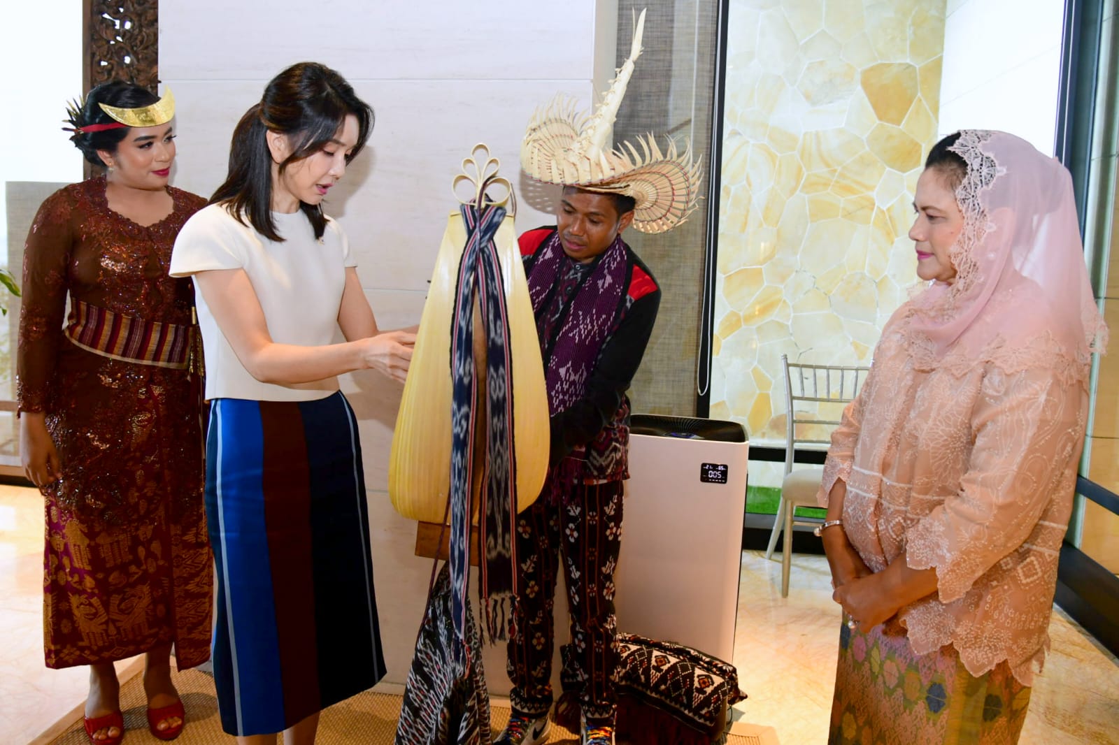 Ibu Iriana Melakukan Jamuan Minum Teh dengan Madam Kim Keon-hee
