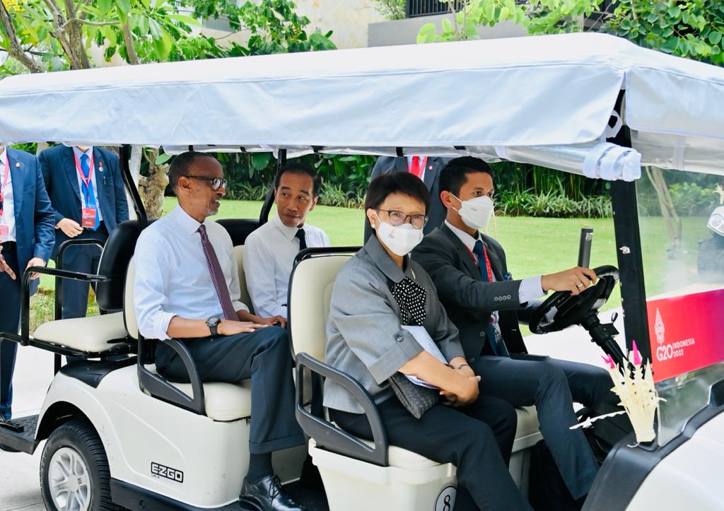Saat Presiden Jokowi Ajak Presiden Rwanda Naik Mobil Golf