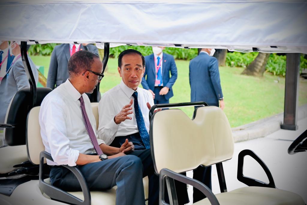 Saat Presiden Jokowi Ajak Presiden Rwanda Naik Mobil Golf