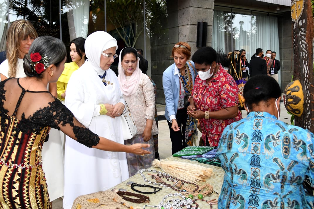 Ibu Iriana Ajak Para Pendamping Pemimpin G20 Melihat Kearifan Lokal Indonesia