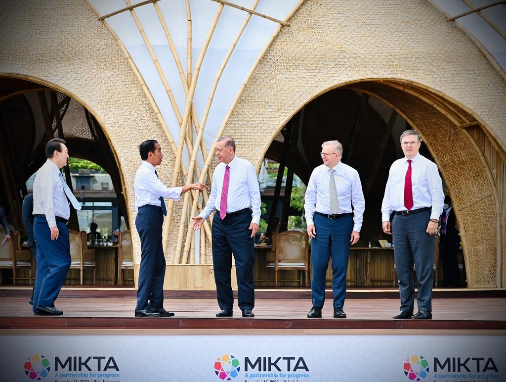 Para Pemimpin MIKTA (Meksiko, Indonesia, Korea, Turki, Australia) Berfoto bersama di sela-sela Konferensi Tingkat Tinggi (KTT) G20