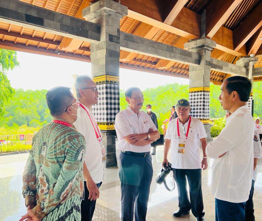 Momen Presiden Jokowi saat Menanti Kehadiran Pemimpin G20 di Tahura Bali (16/11)