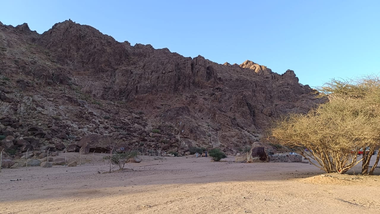 Lihat Uniknya Jabal Magnet, Wisata Ilmiah di Madinah