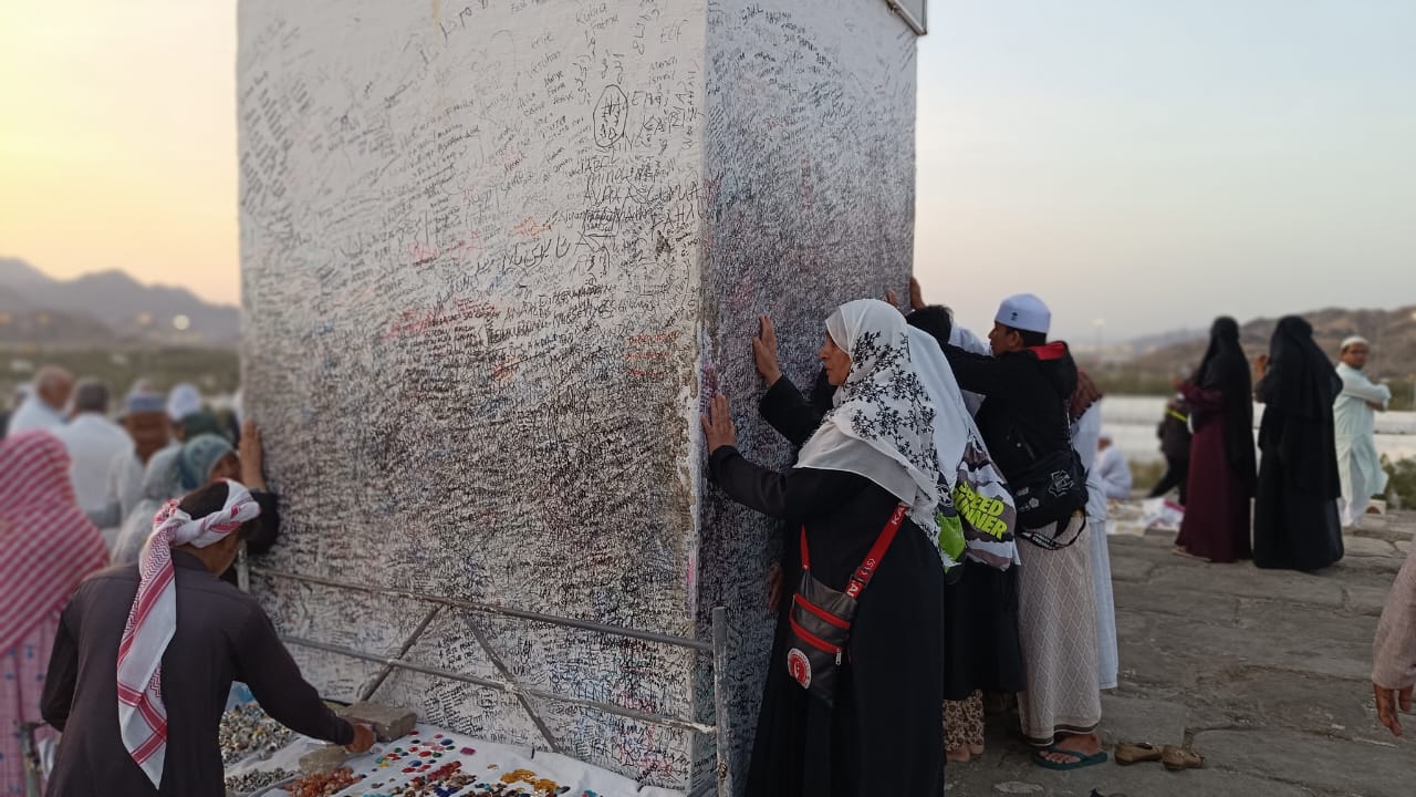 Terlihat Banyak Vandalisme di Jabal Rahmah