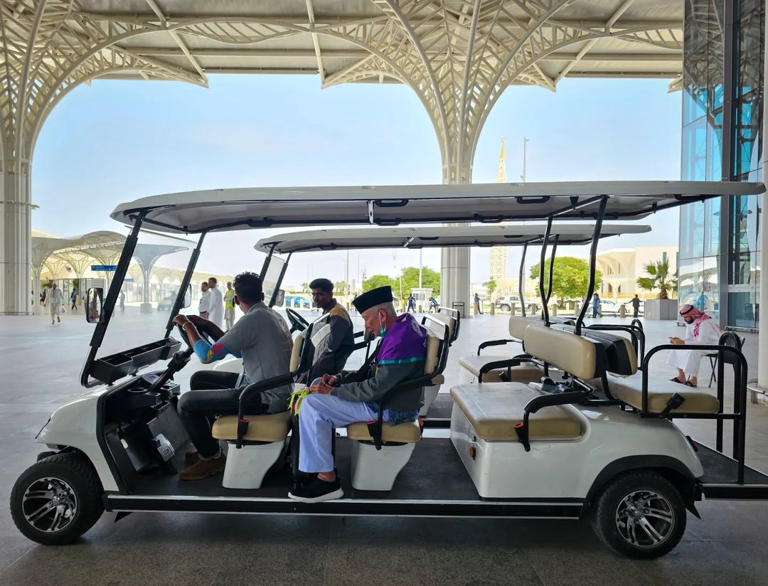 Tak Perlu Jalan, Layanan Golf Car Bantu Jamaah Haji Lansia Menuju Bus Penjemputan