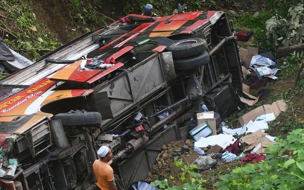 Bus Bawa Santri Tujuan Pesantren Gontor Masuk Jurang Pegunungan Kopi