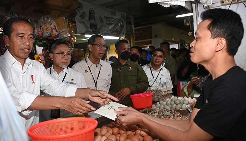 Jokowi Blusukan ke Pasar Johar Baru, Dengarkan Aspirasi Langsung Masyarakat