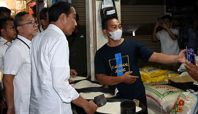 Jokowi Blusukan ke Pasar Johar Baru, Dengarkan Aspirasi Langsung Masyarakat