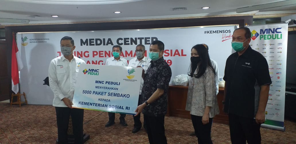 MNC Group Serahkan Bantuan 5000 Paket Sembako Kepada Kemensos Untuk Warga Terdampak Covid-19