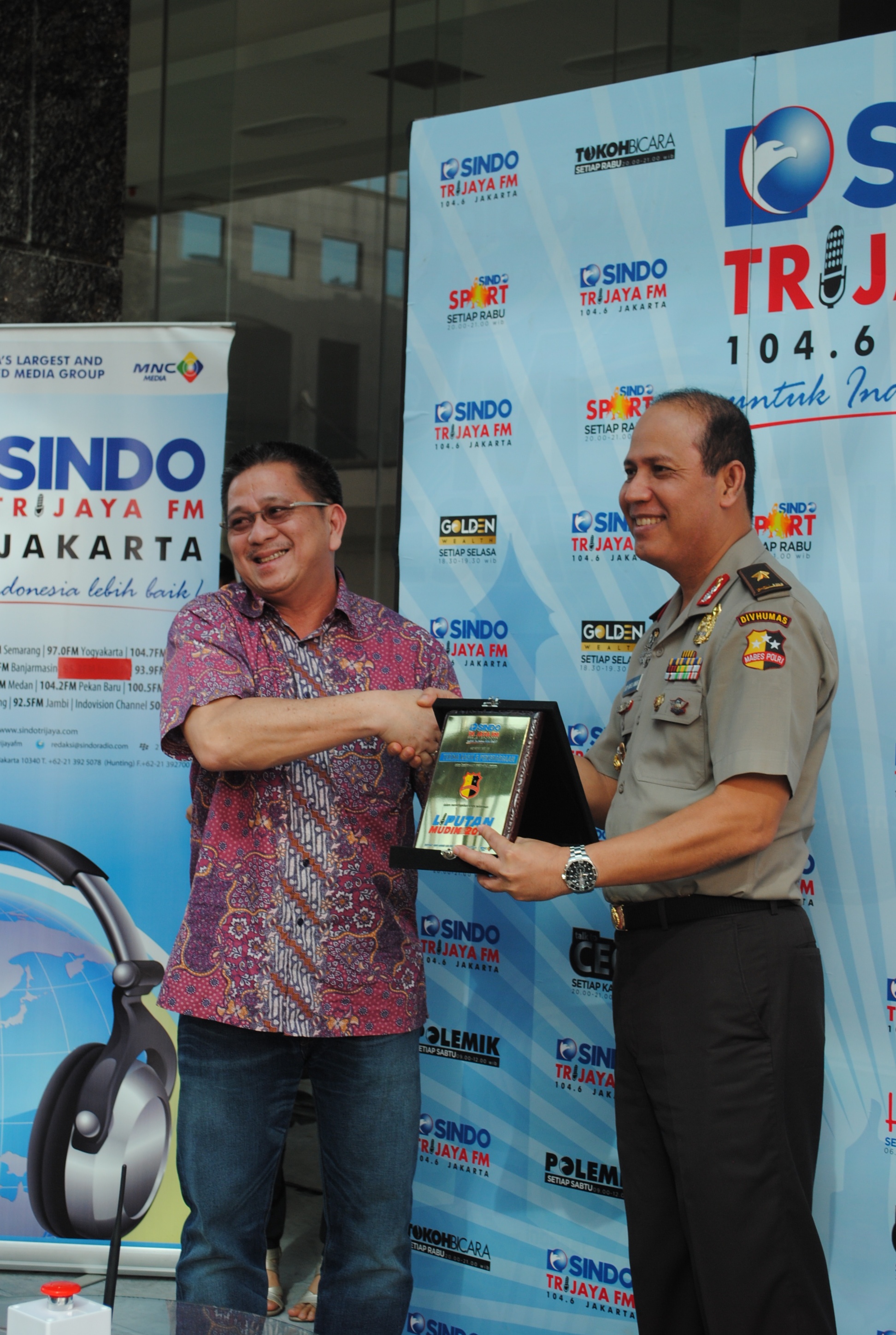 Penyerahan Plakat