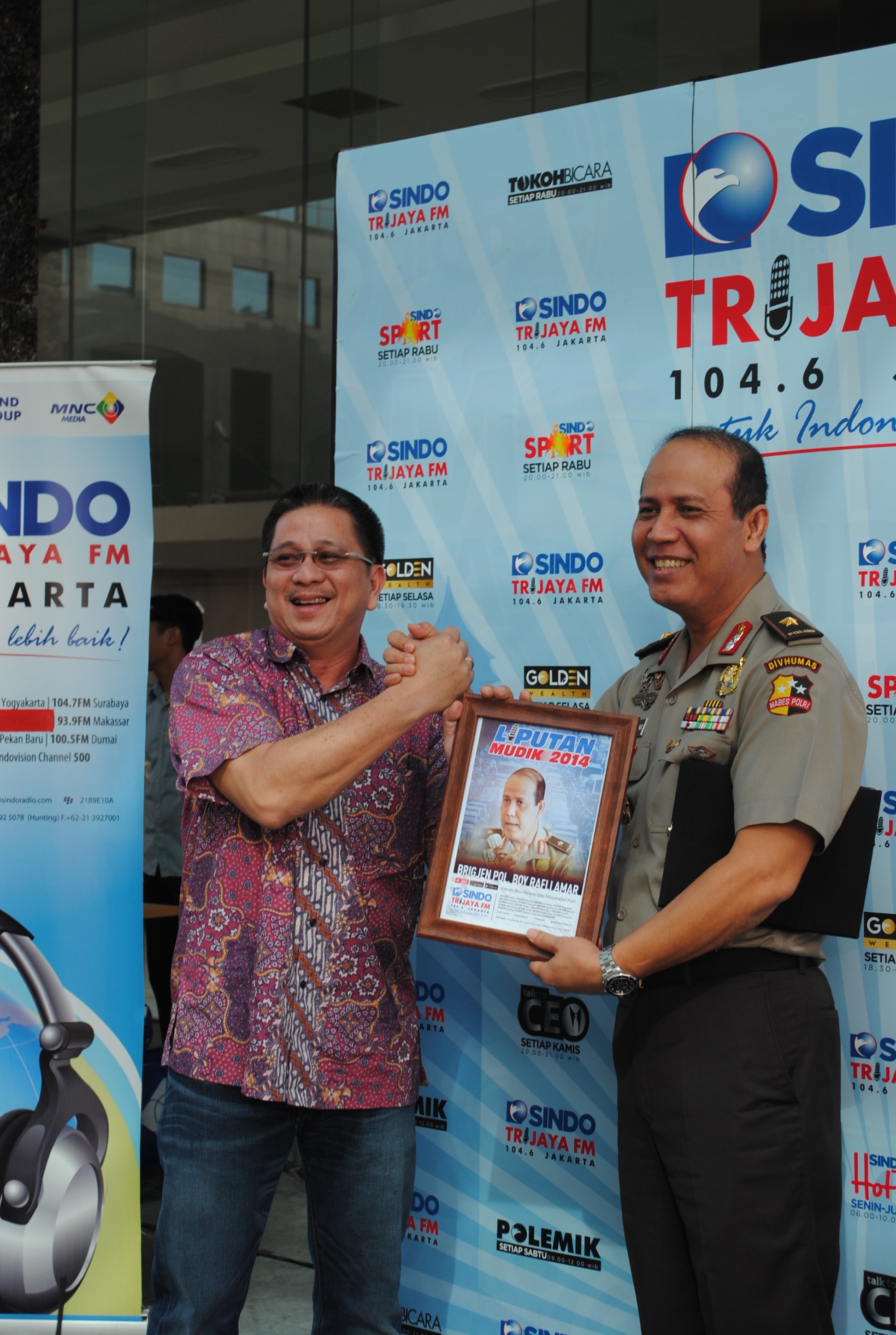 Penyerahan Plakat